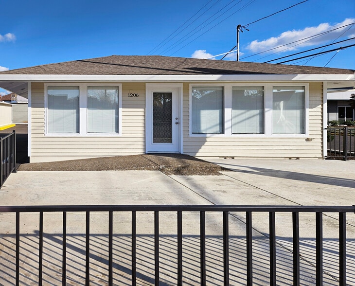 More Photos Of 1206 NE Adams St, Mcminnville Office For Sale