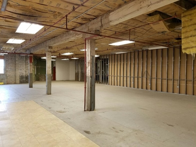 More Photos Of 3130-3136 W Chicago Ave, Chicago Showroom For Sale