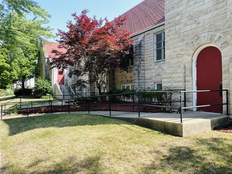 More Photos Of 1601 NE Madison Ave, Peoria Religious Facility For Sale