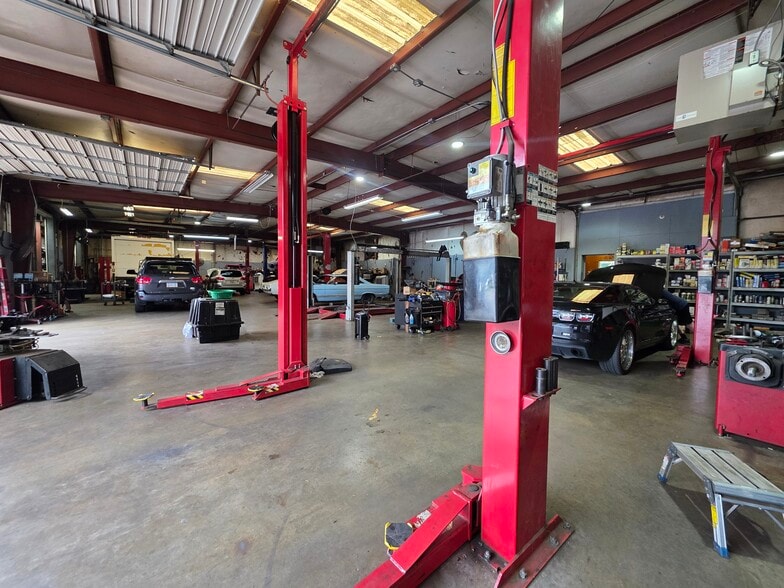 More Photos Of 259 N Price Rd, Buford Flex For Sale