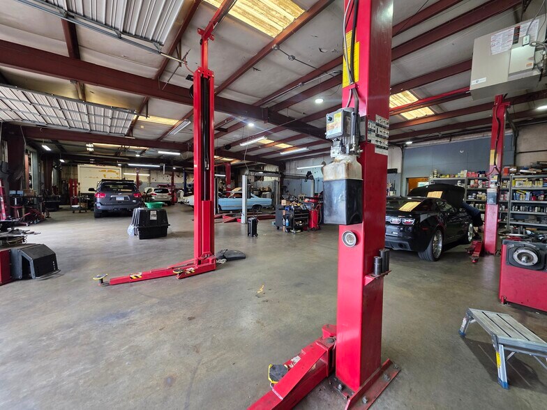 More Photos Of 259 N Price Rd, Buford Flex For Sale