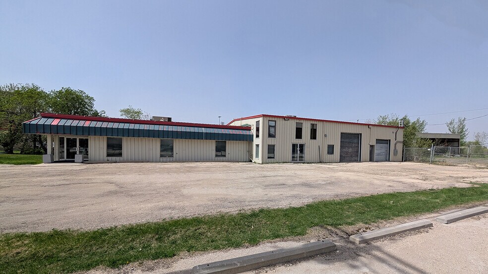More Photos Of 2245 Mcgillivray Blvd, Winnipeg Warehouse For Lease