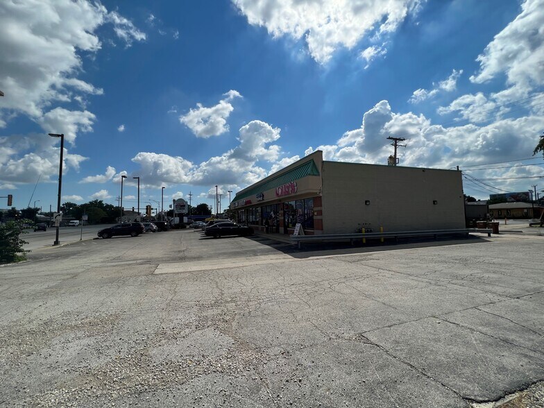 More Photos Of 7201-7211 W 63rd St, Summit Argo Freestanding For Sale