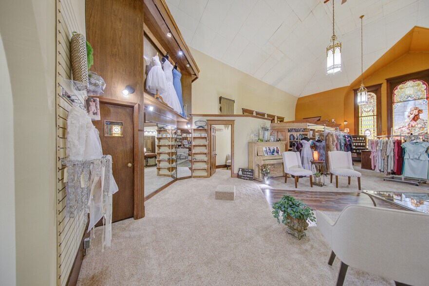 More Photos Of 2001 10th St, Emmetsburg General Retail For Sale