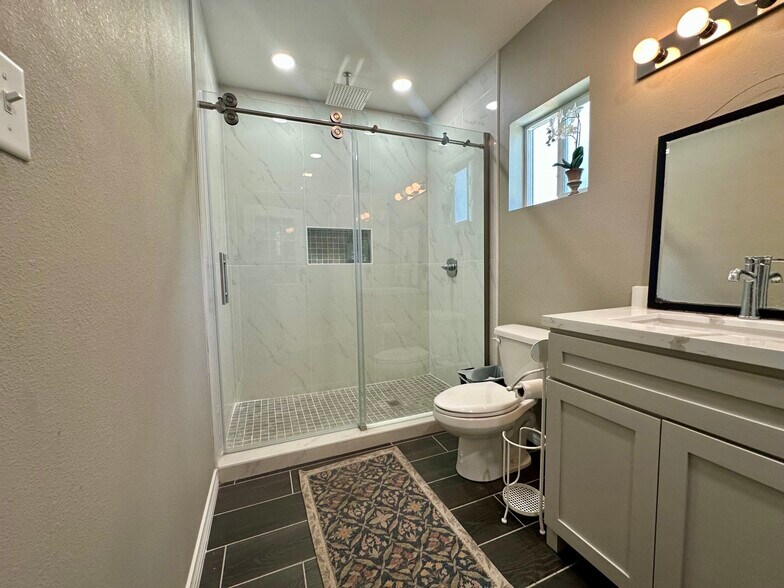 More Photos Of 3901 McPherson Ave, Laredo Freestanding For Sale