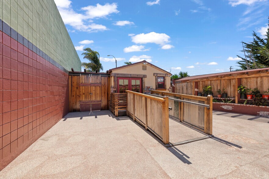 More Photos Of 1637 Del Monte Blvd, Seaside Storefront For Sale