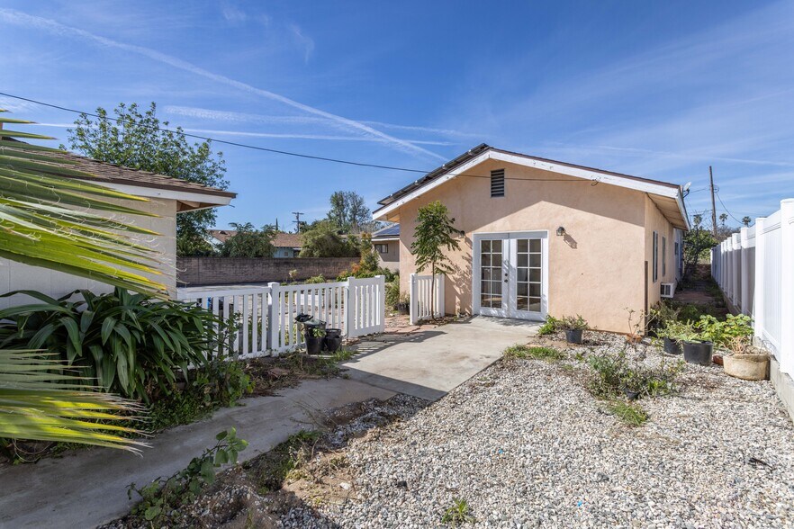 More Photos Of 9826 Columbus Ave, North Hills Multifamily For Sale