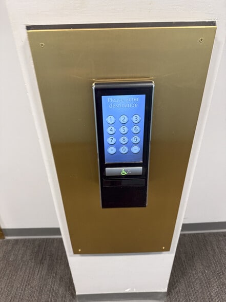 More Photos Of 730 Holiday Dr, Pittsburgh Office For Lease