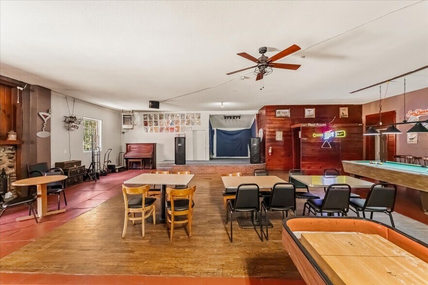 More Photos Of 21375 Main St, Lakehead Restaurant For Sale