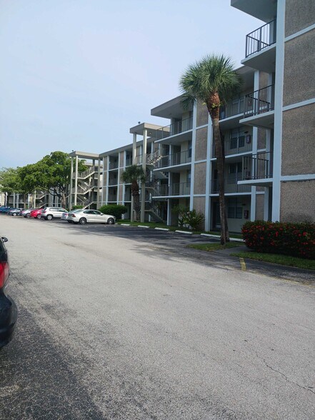 More Photos Of 3051 NW 48th Ave, Lauderdale Lakes Apartments For Sale
