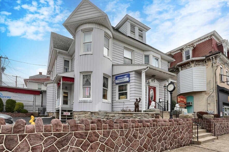 More Photos Of 3 S Market St, Shamokin Flex For Sale