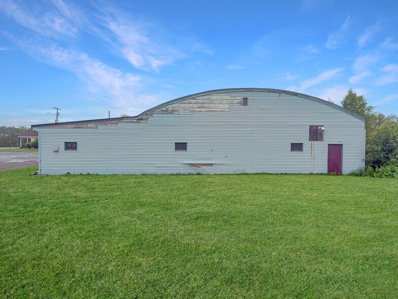 More Photos Of 18 Access Hwy, Caribou Sports And Entertainment For Sale