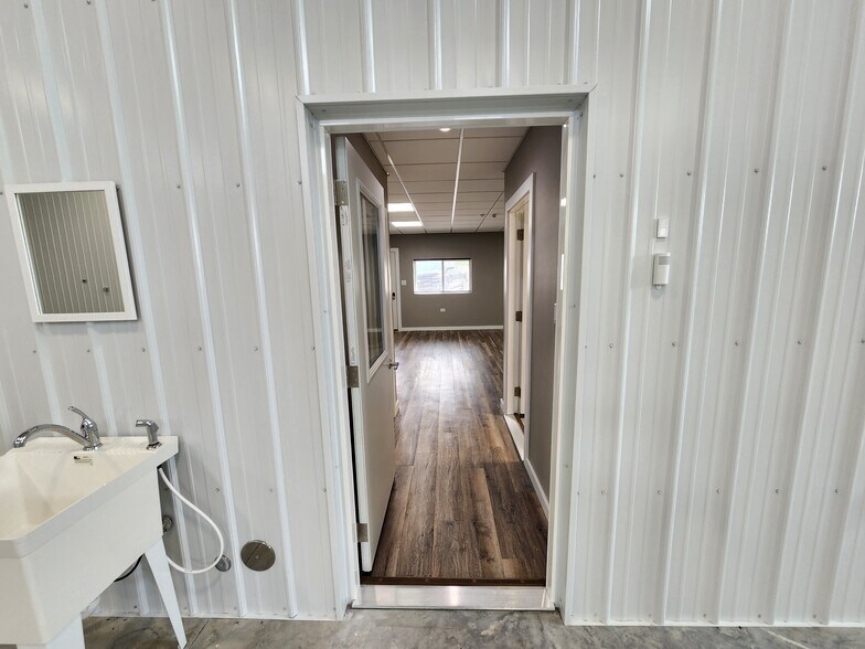 More Photos Of 9663 230th Ave, Anamosa Warehouse For Lease