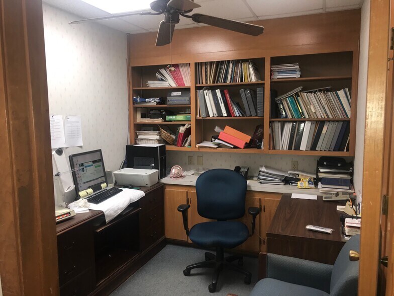 More Photos Of 908 Bomar St, Marshall Medical For Lease