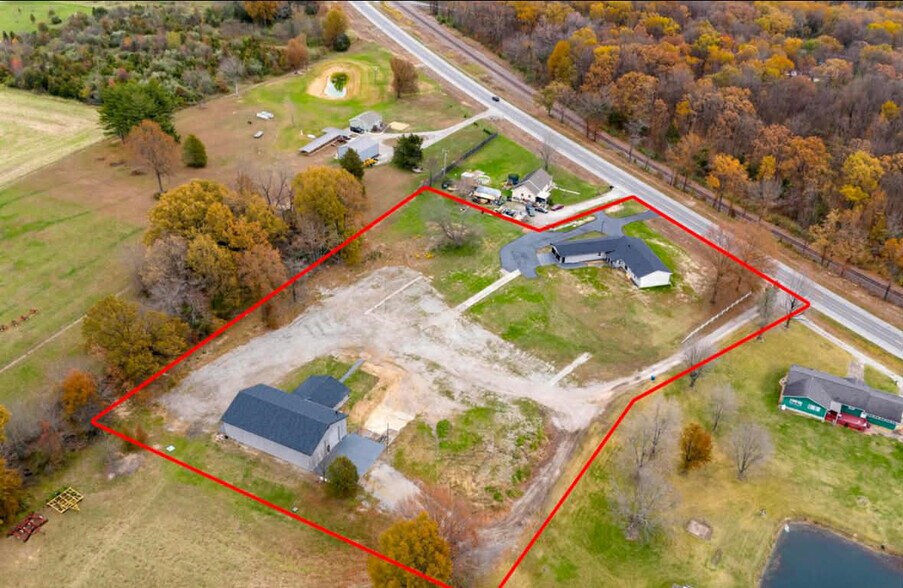 More Photos Of 7837 IL-37, Benton Light Distribution For Sale