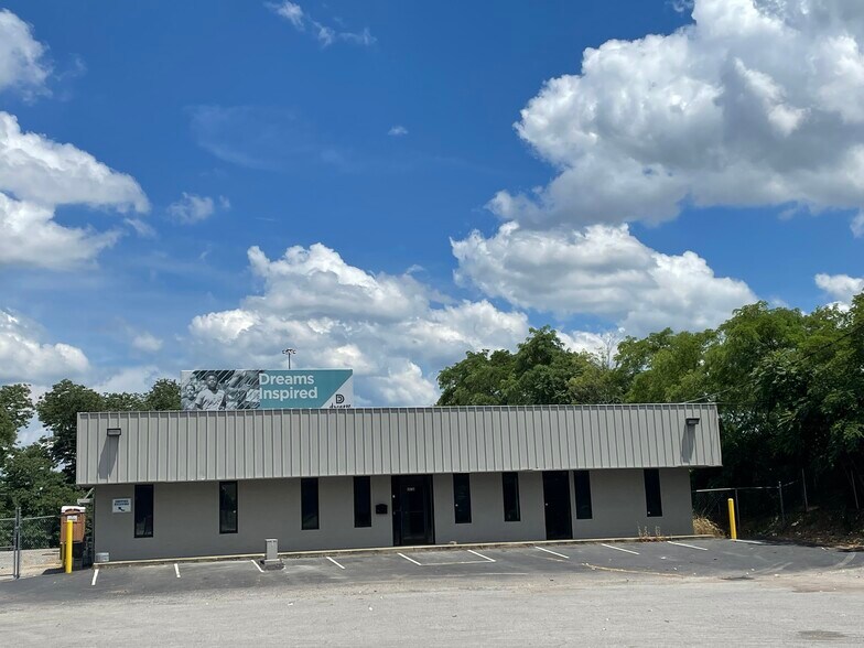More Photos Of 1470 Poplar Ln, Nashville Service For Lease