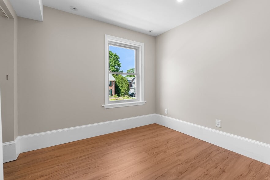 More Photos Of 6 Windsor St, Andover Office For Sale