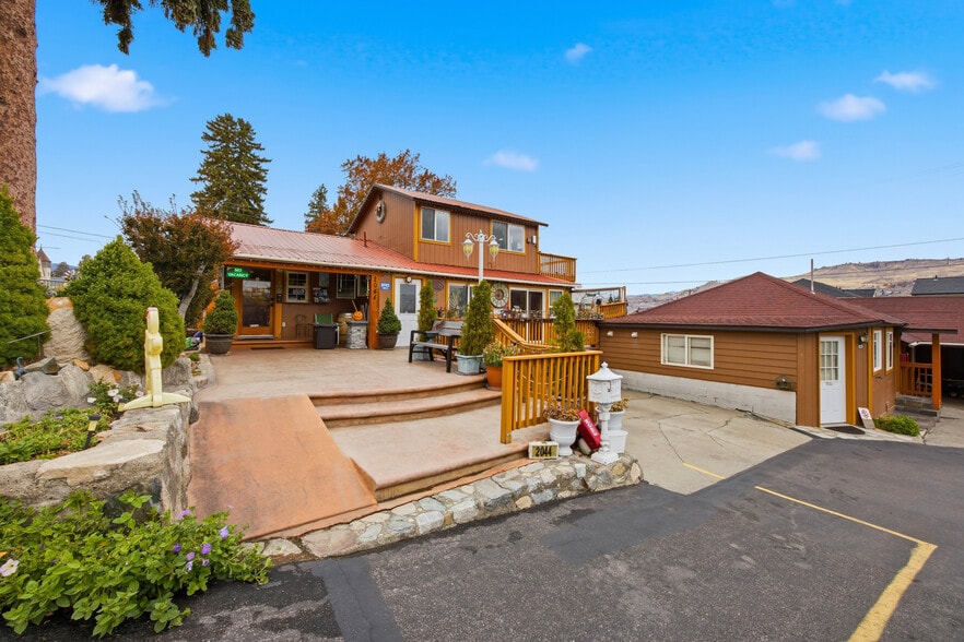 More Photos Of 2044 W Woodin Ave, Chelan Hotel For Sale