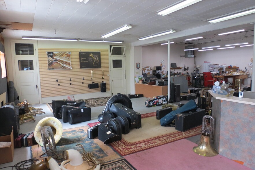 More Photos Of 27 S Charlotte St, Manheim Freestanding For Sale