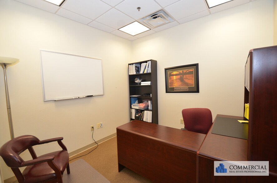 More Photos Of 13538 Village Park Dr, Orlando Office Residential For Lease