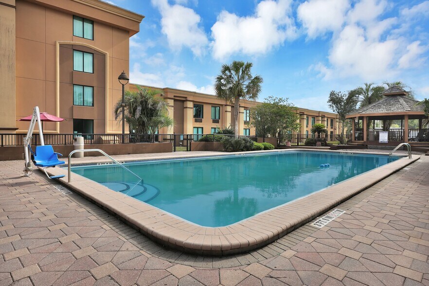 More Photos Of 9150 Baymeadows Rd, Jacksonville Hotel For Sale