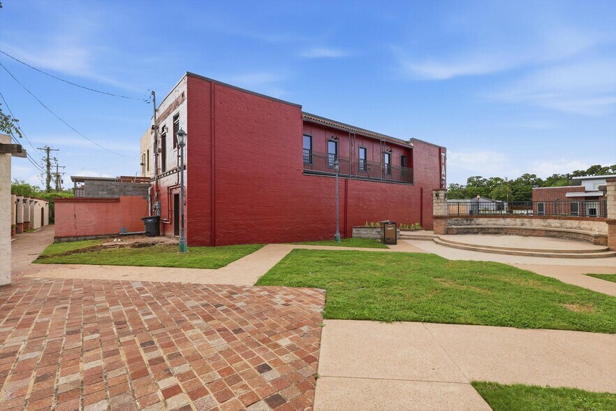 More Photos Of 1426 N Main St, Fort Worth Storefront Retail Office For Lease