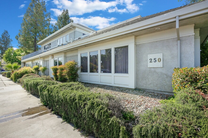 More Photos Of 250 W Main St, Woodland Office For Lease