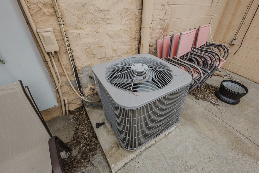 More Photos Of 830 N Kansas Ave, Topeka Bar For Sale