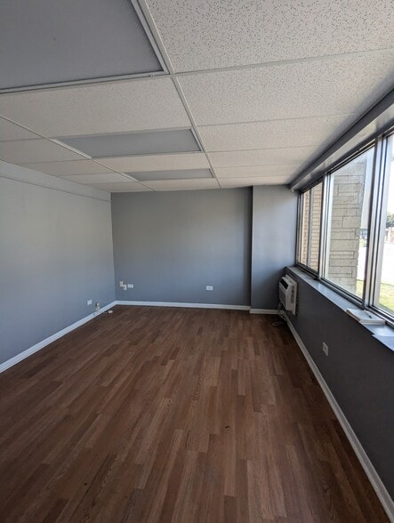 More Photos Of 6955 W North Ave, Oak Park Office For Sale