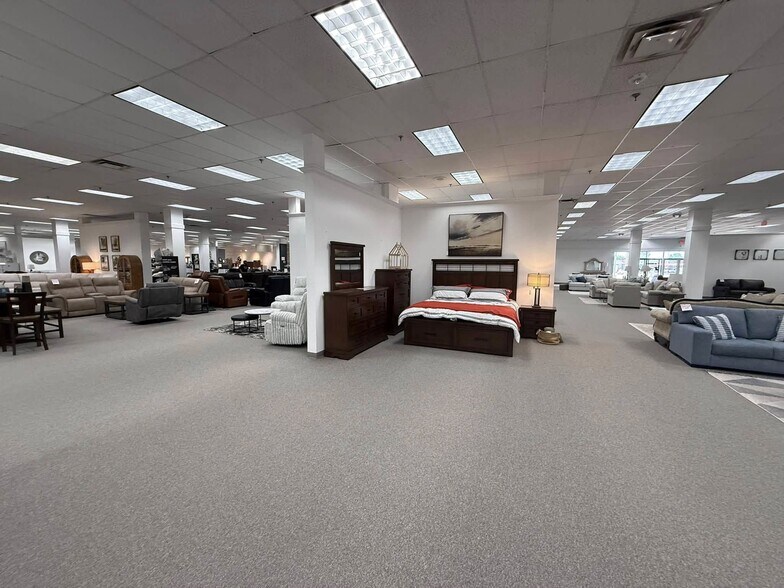 More Photos Of 1000 S Main St, Roswell Freestanding For Sale