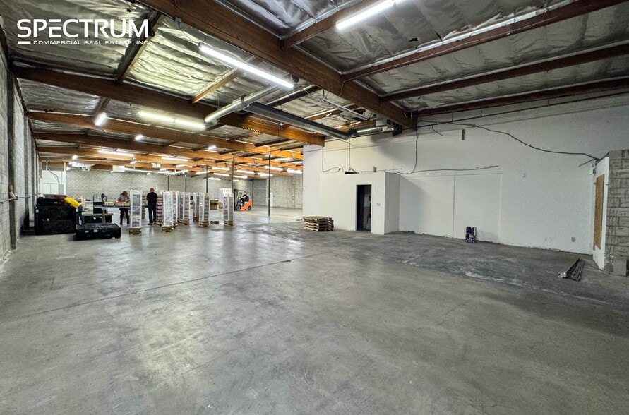 More Photos Of 7727-7729 Burnet Ave, Van Nuys Warehouse For Lease