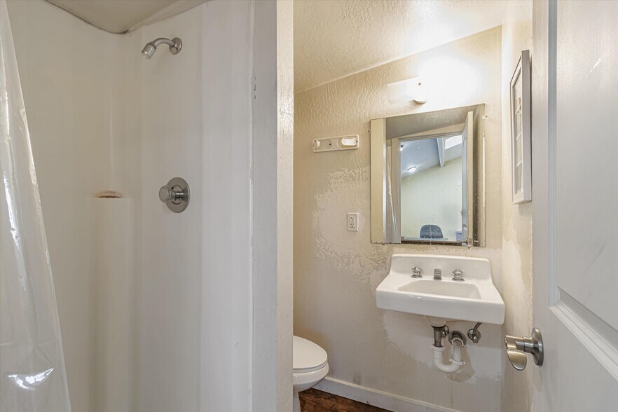 More Photos Of 1356 S 50th St, Richmond Warehouse For Sale