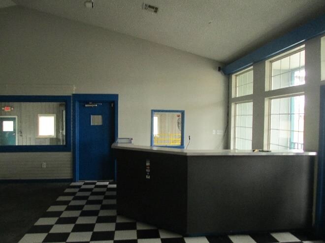 More Photos Of 3010 W Walnut St, Rogers Auto Repair For Sale