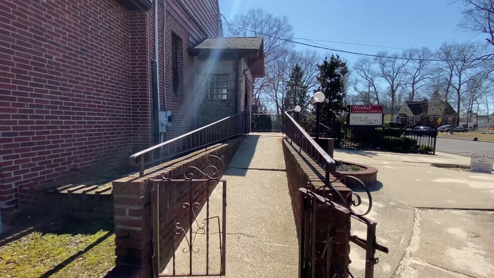 900 Clocks Blvd, Massapequa, NY 11758