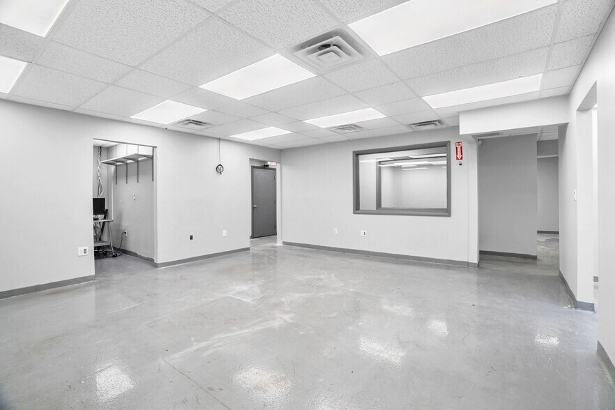 More Photos Of 8200-8358 NW 30th Ter, Doral Warehouse For Lease