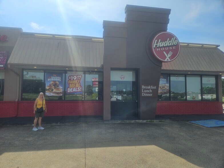 Primary Photo Of 1580 W Main St, Centre Restaurant For Sale