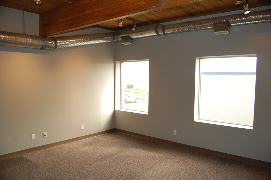 More Photos Of 4133-4161 98th St NW, Edmonton Flex For Lease