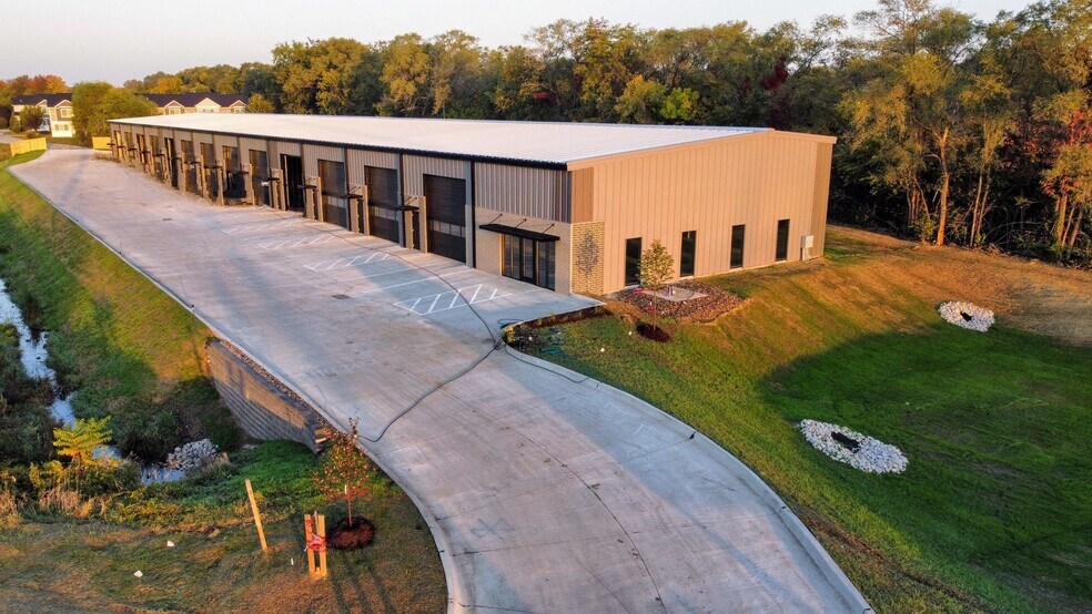 Primary Photo Of 2101 Delavan Drive, West Des Moines Industrial For Lease