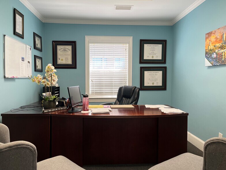 More Photos Of 217 & 221 W 11th St, Charlotte Office For Sale