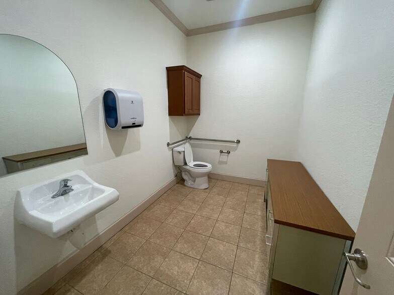 More Photos Of 1842 Snake River Rd, Katy Medical For Sale