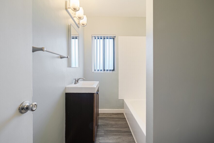 More Photos Of 1056 E 6th St, Long Beach Apartments For Sale