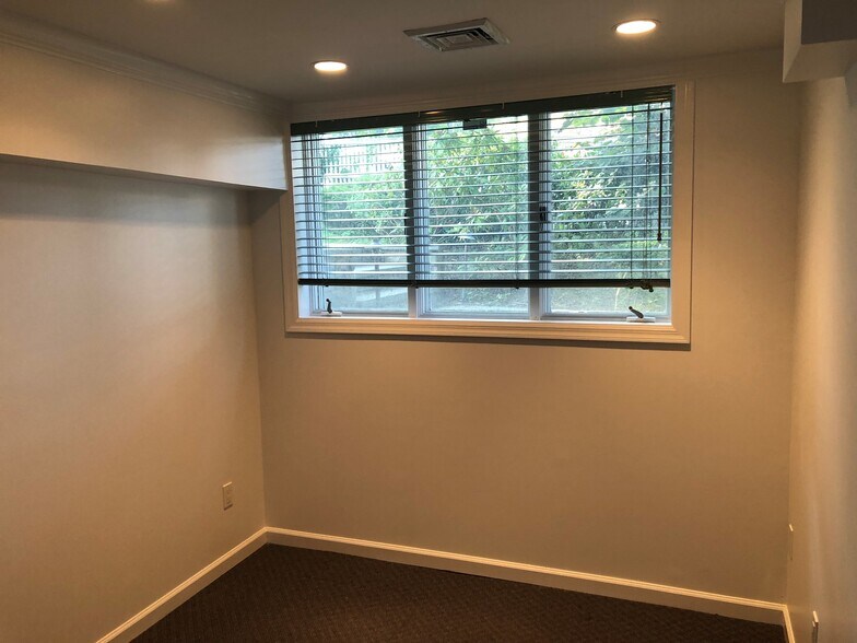 More Photos Of 23 Benedict Pl, Greenwich General Retail For Lease