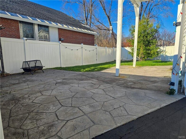 More Photos Of 337 N Peterboro St, Canastota Flex For Sale