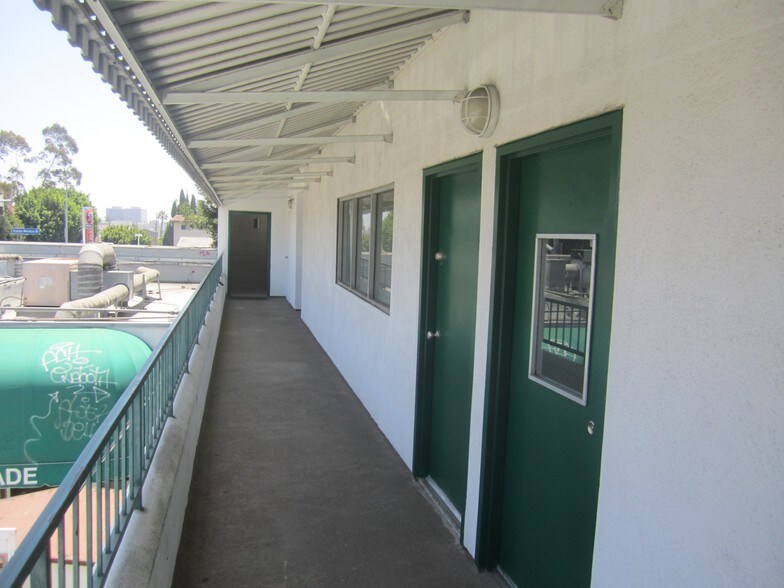 More Photos Of 11957 Santa Monica Blvd, Los Angeles Storefront Retail Office For Lease