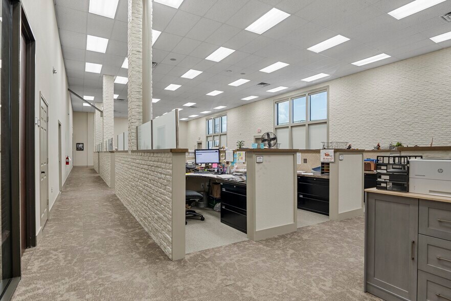 More Photos Of 2901 W Sam Houston Pky N, Houston Flex For Lease