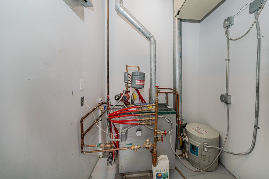 More Photos Of 35082 Kenai Spur Hwy, Soldotna Office For Sale