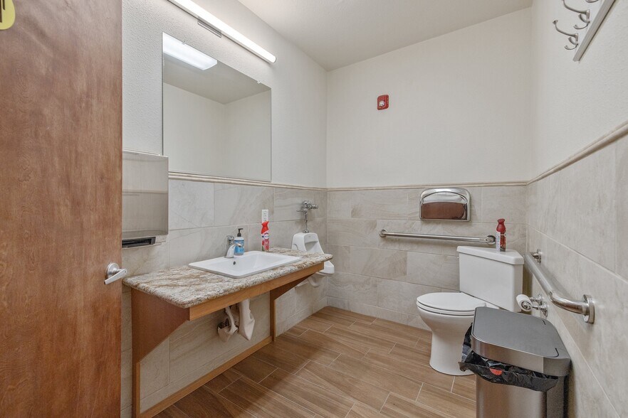 More Photos Of 128 S E St, Exeter Storefront For Sale