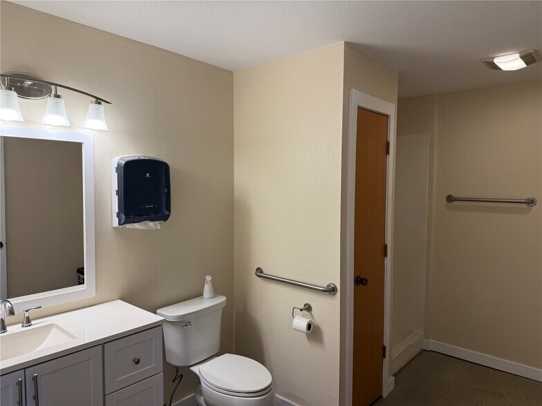 More Photos Of 4299 Lewis Access Rd, Center Point Warehouse For Lease