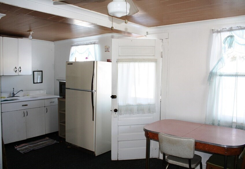 More Photos Of 117 4th St, Prudenville Hotel For Sale