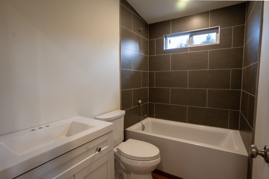 More Photos Of 1528 SE Holgate Blvd, Portland General Retail For Sale